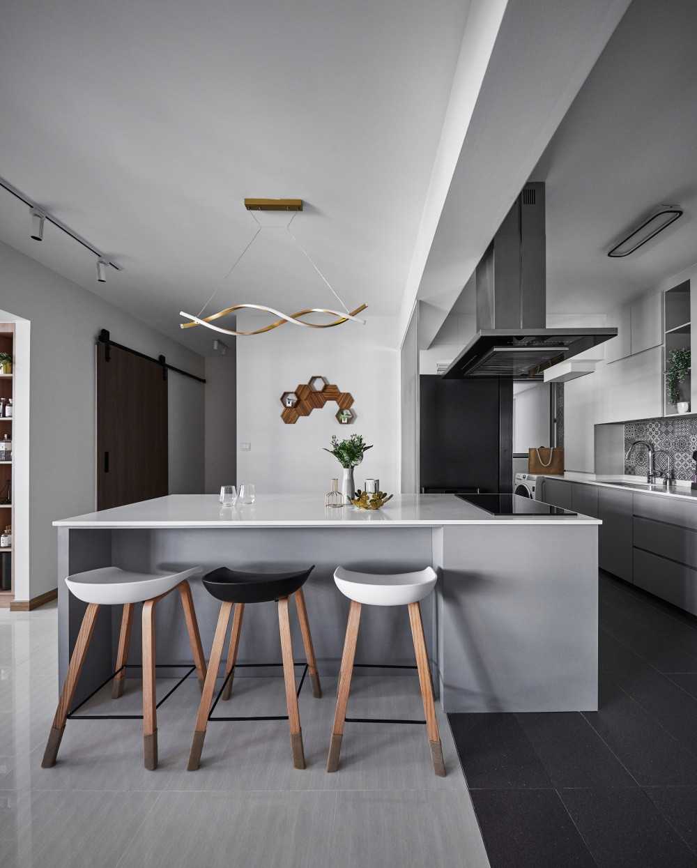 Contemporary Dining Room with Dining Table and Dining Chairs