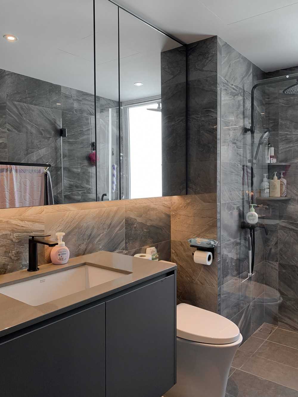Scandinavian Bathroom with Mirror and Bathroom Storage