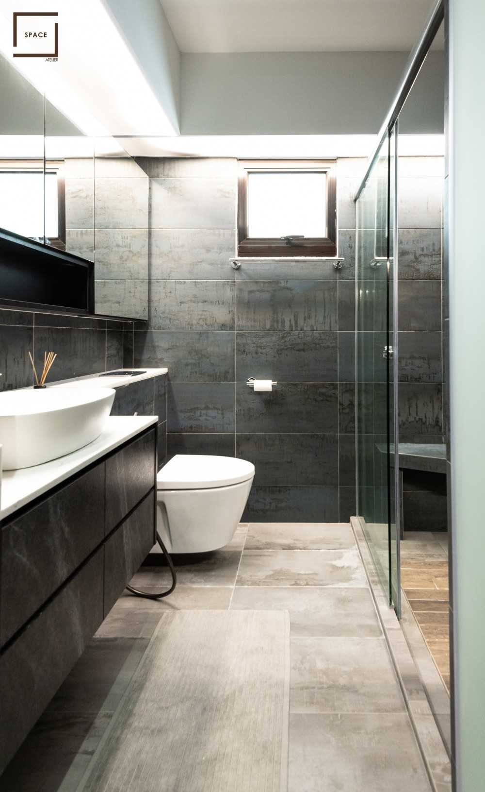Contemporary Bathroom with Homogeneous Tiles and Mirror