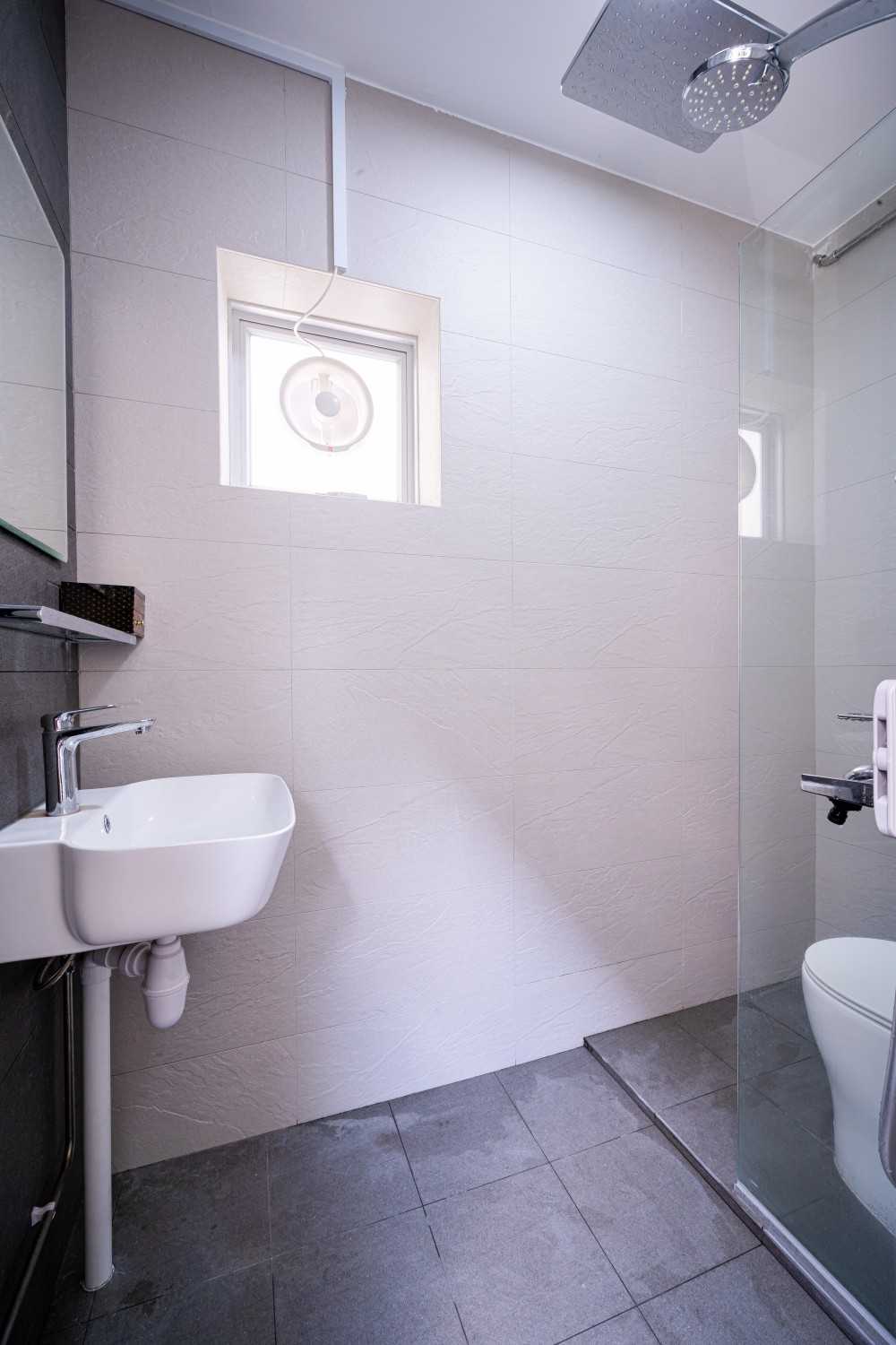 Minimalist Bathroom with Shower Screen and Tiles