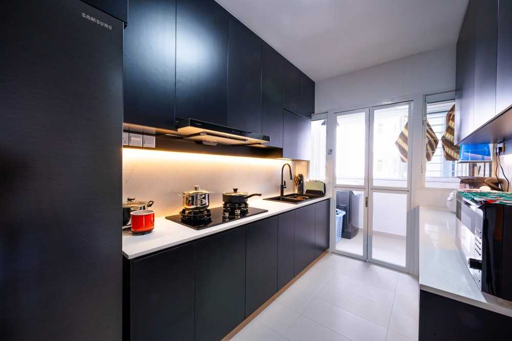 Contemporary Kitchen with Kitchen Backsplash and Kitchen Cabinets