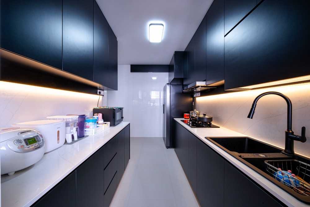 Contemporary Kitchen with Kitchen Backsplash and Kitchen Cabinets