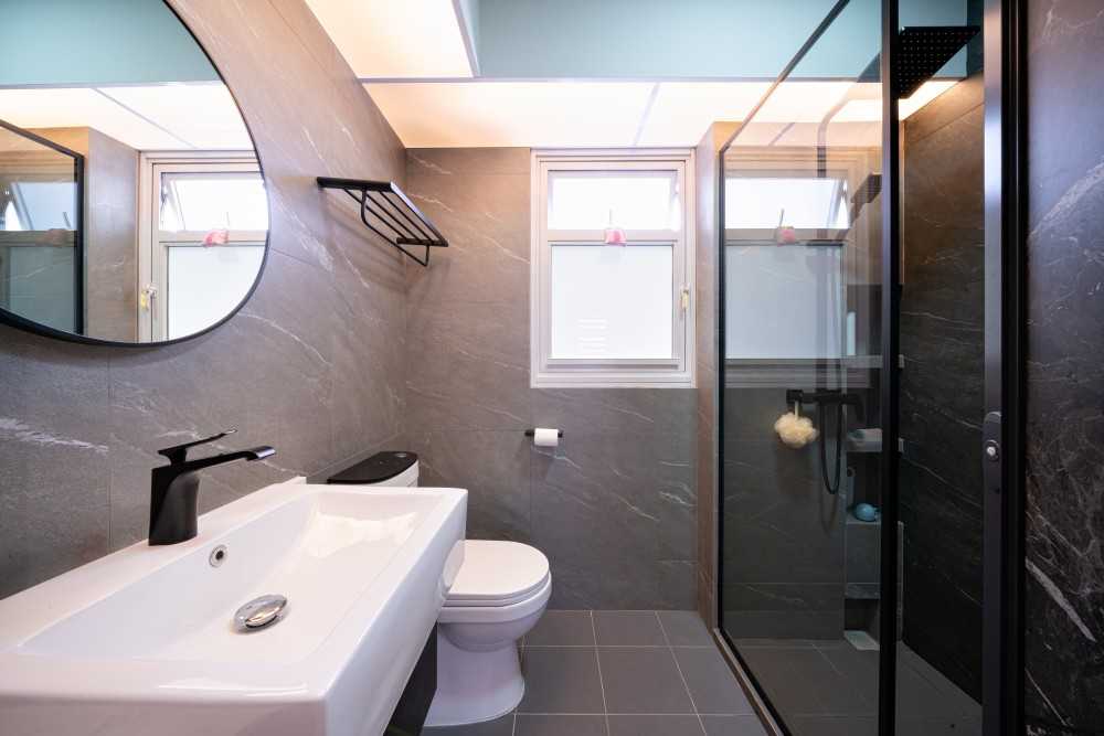 Contemporary Bathroom with Shower Screen and Bathroom Storage
