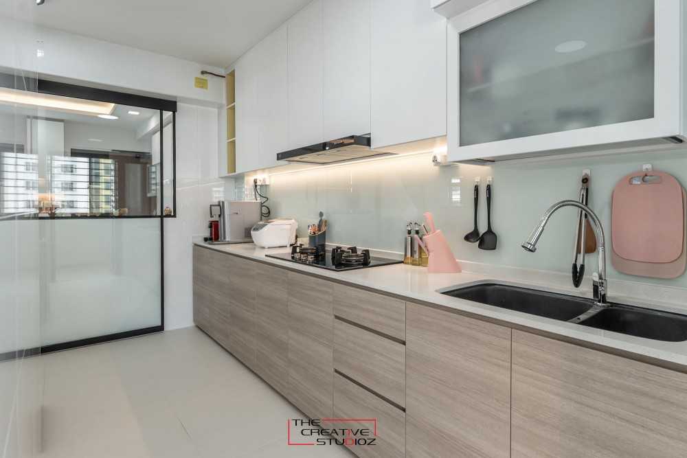 Scandinavian Kitchen with Homogeneous Tiles and Kitchen Backsplash