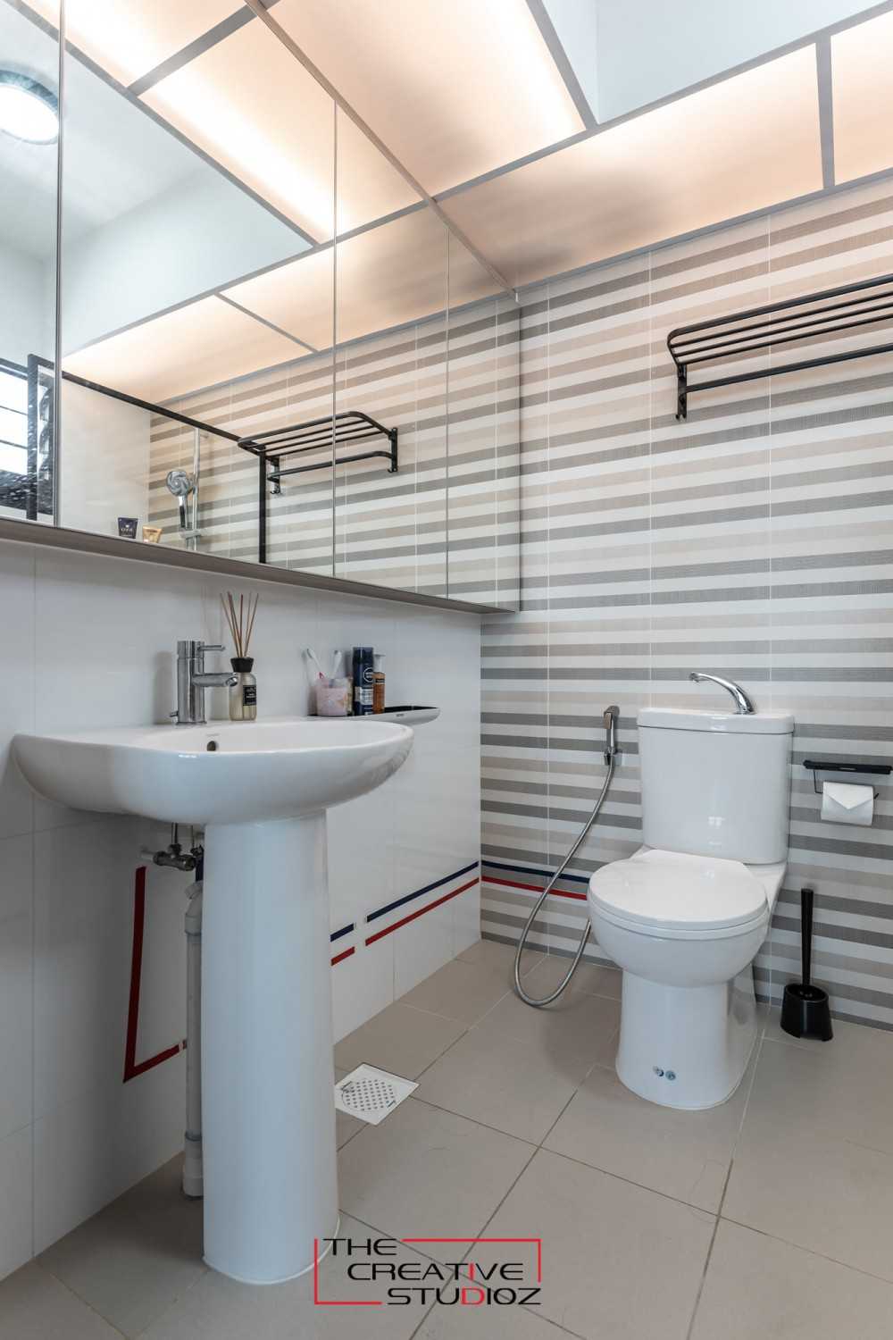 Scandinavian Bathroom with Homogeneous Tiles and Mirror
