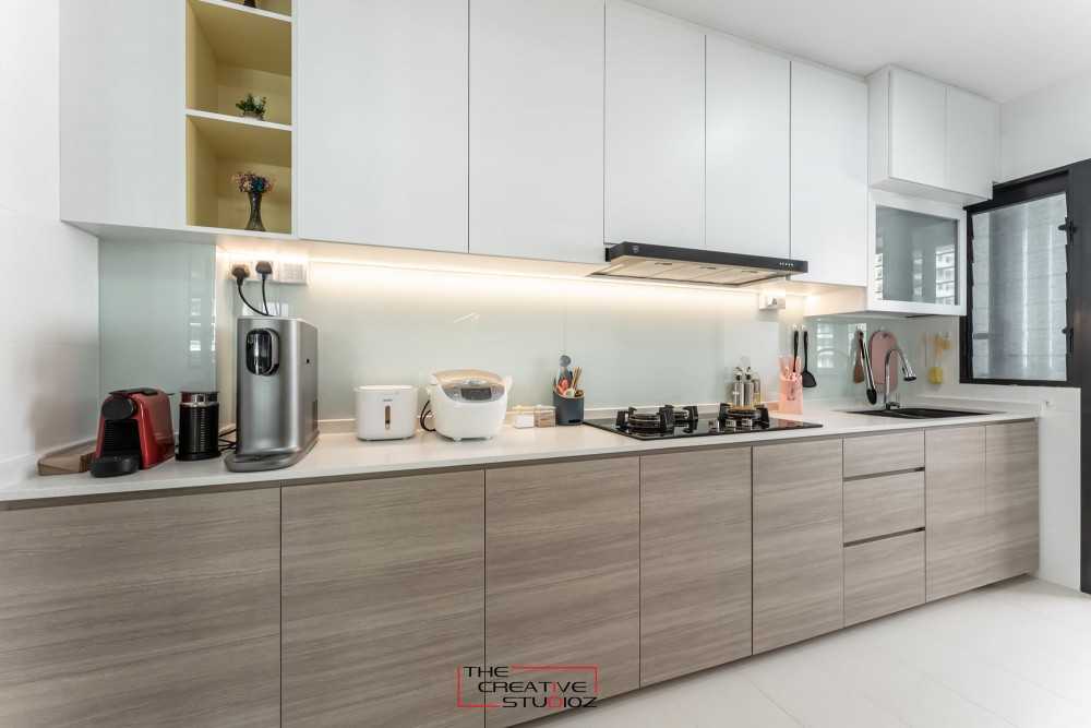 Scandinavian Kitchen with Homogeneous Tiles and Kitchen Backsplash