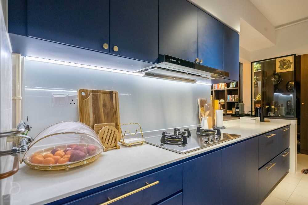 Transitional Kitchen with Herringbone Tiling and Kitchen Island