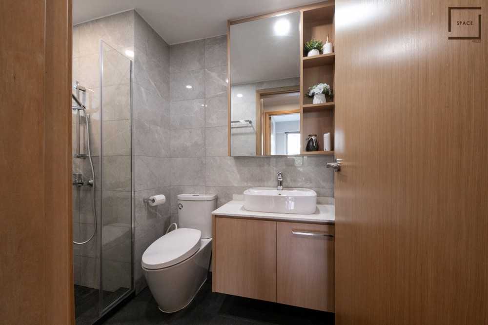 Contemporary Bathroom with Mirror and Showers