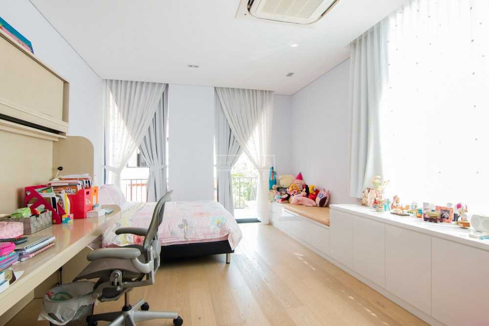 Modern Kids Room with Bookshelf and Wood Flooring