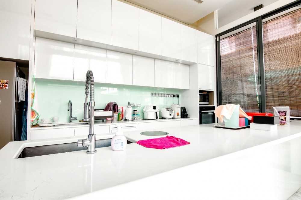 Modern Kitchen with Countertop and Kitchen Island