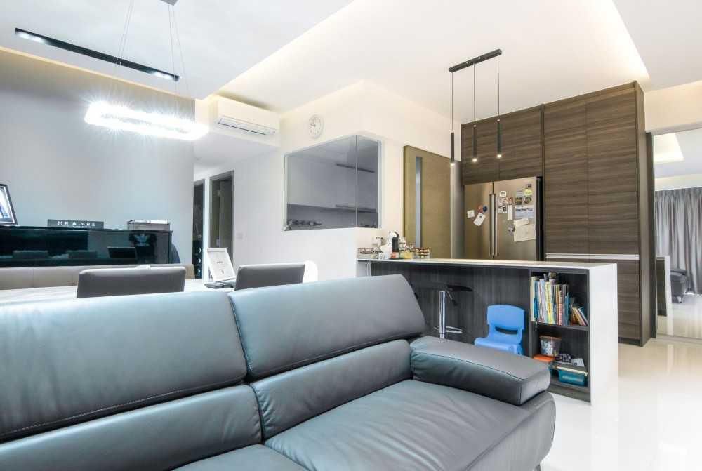 Modern Kitchen with Countertop and Homogeneous Tiles