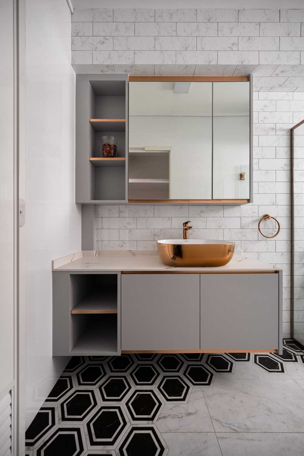 Modern Bathroom with Marble Floor and Mirror