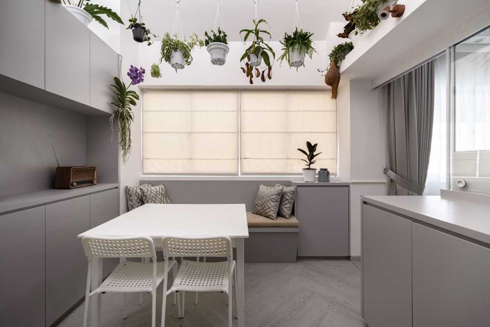 Modern Dining Room with Bay Window and Dining Chairs