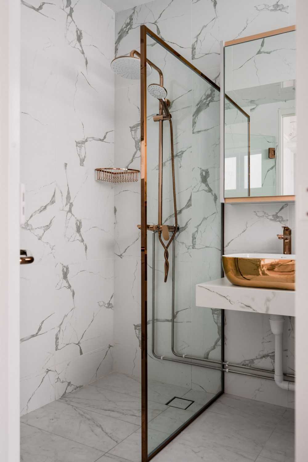 Modern Bathroom with Feature Wall and Mirror