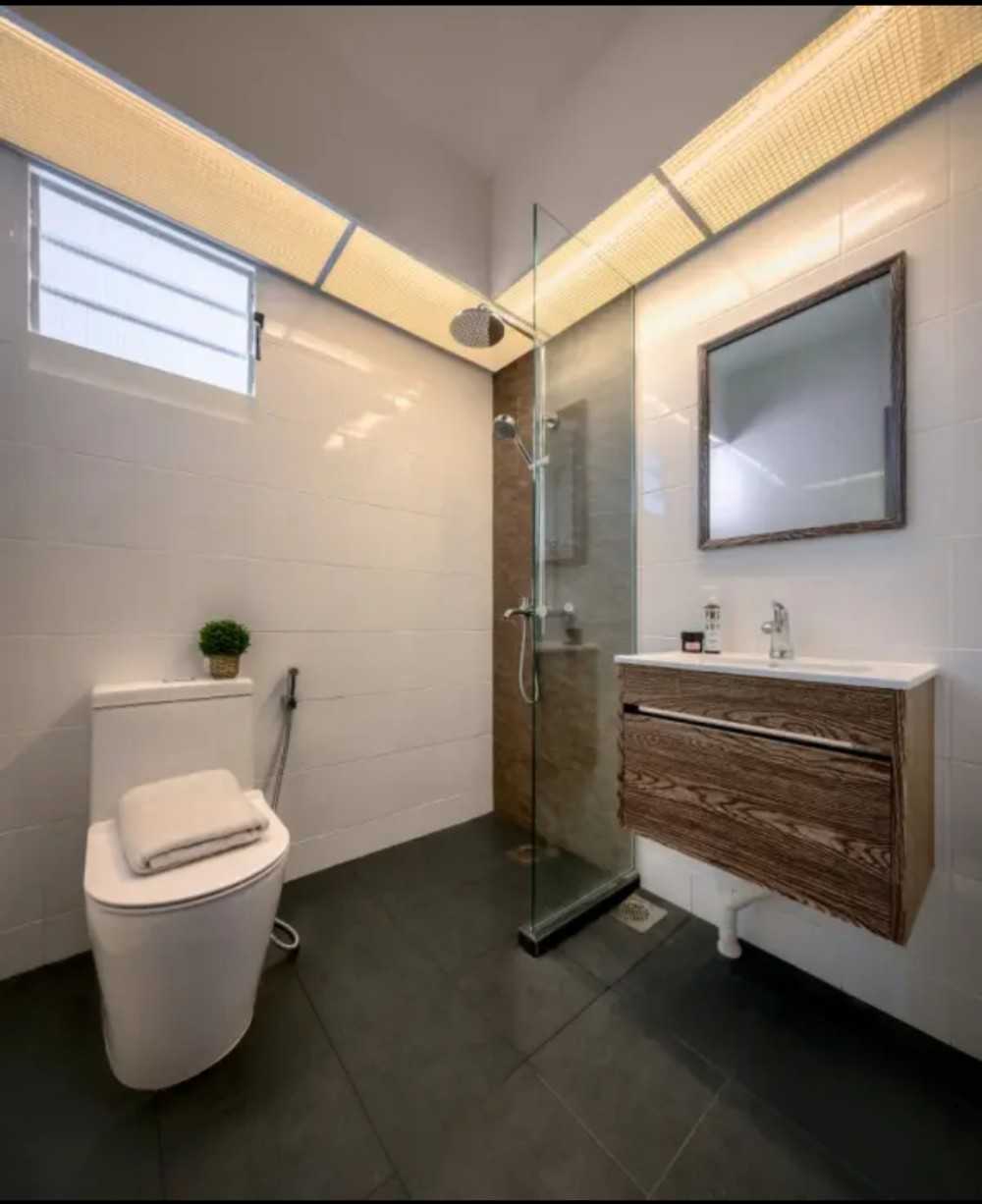 Scandinavian Bathroom with Countertop and Homogeneous Tiles