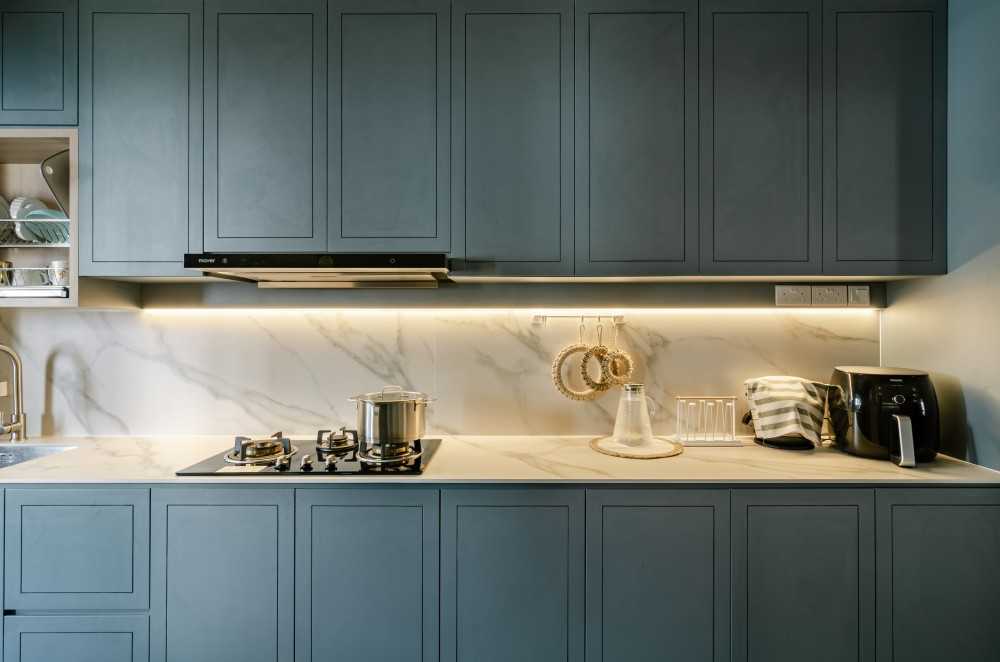 Scandinavian Kitchen with Countertop and Homogeneous Tiles