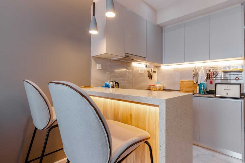 Modern Kitchen with Countertop and Homogeneous Tiles