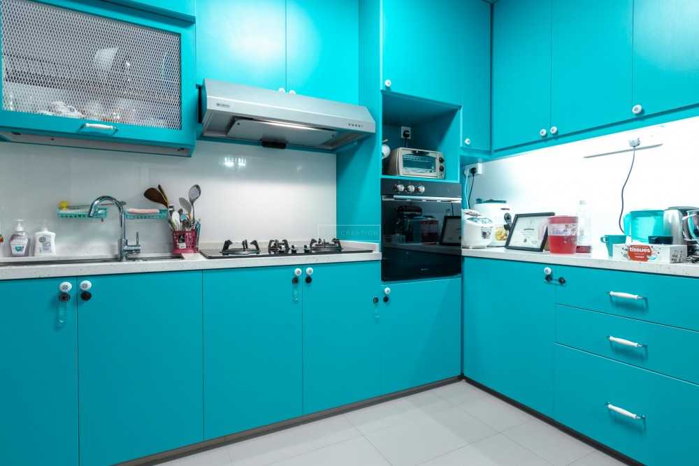 Eclectic Kitchen with Countertop and Homogeneous Tiles