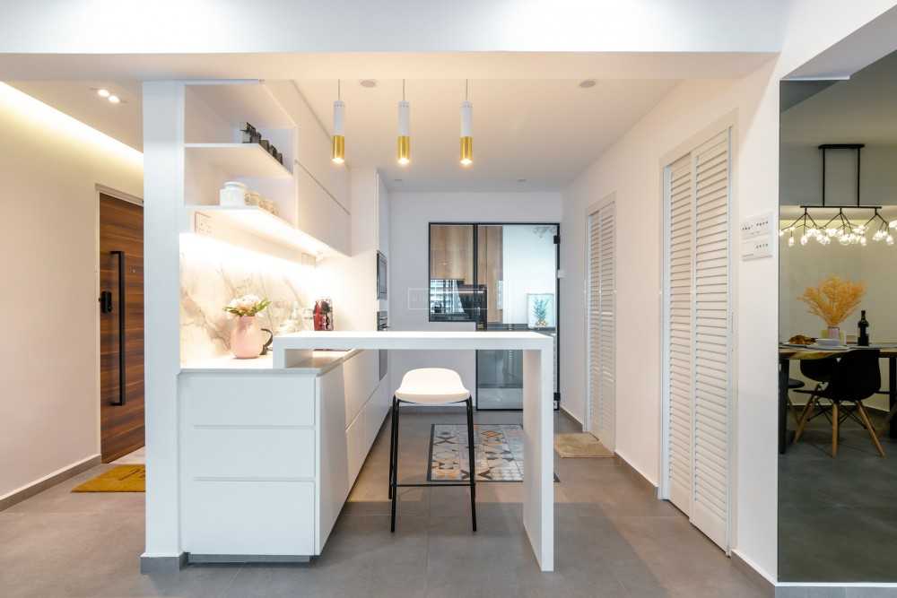 Contemporary Kitchen with Countertop and Homogeneous Tiles