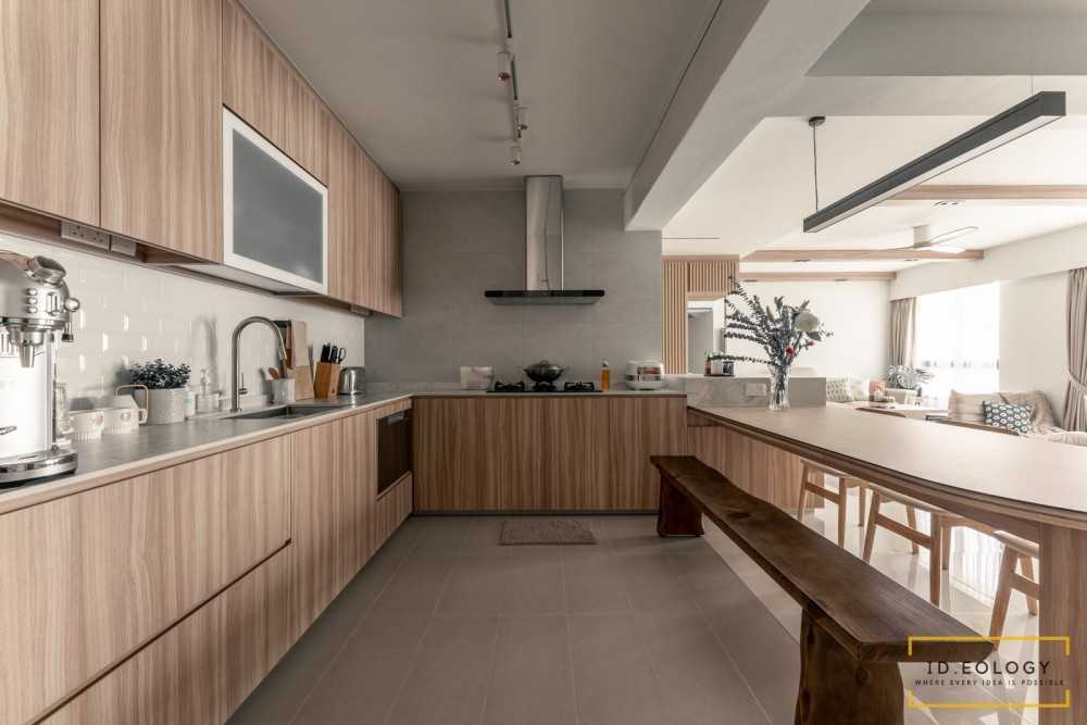 Minimalist Kitchen with Vinyl Flooring and Homogeneous Tiles