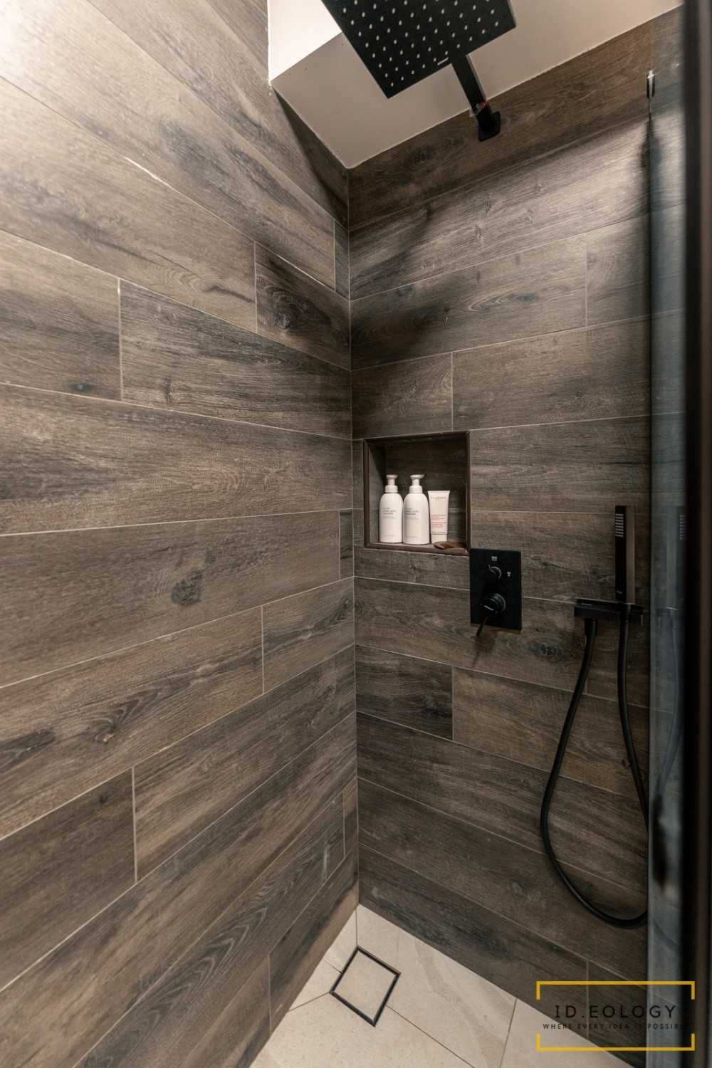 Minimalist Bathroom with Mirror and Bathtub