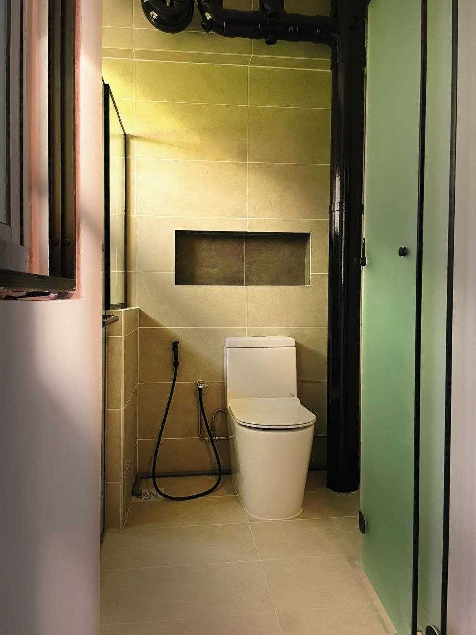 Modern Bathroom with Homogeneous Tiles and Shower Screen