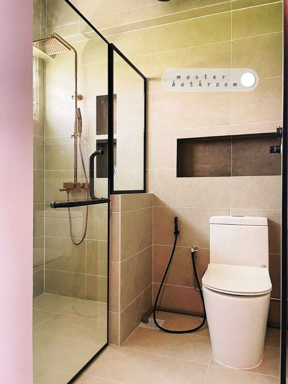 Modern Bathroom with Homogeneous Tiles and Shower Screen