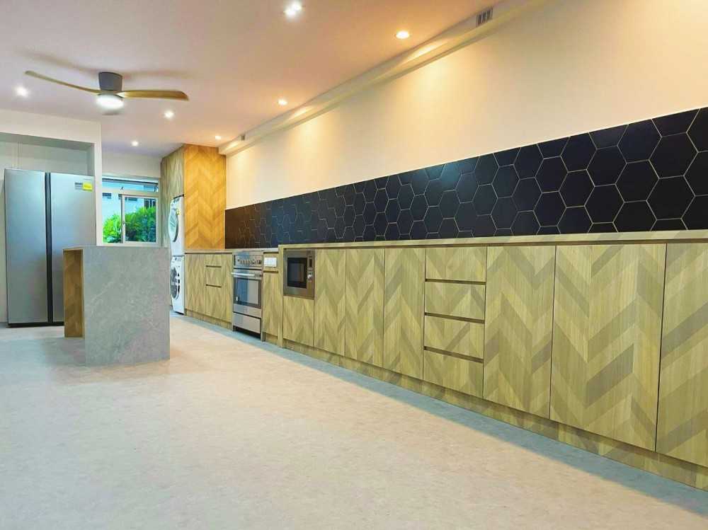 Modern Kitchen with Homogeneous Tiles and Kitchen Island