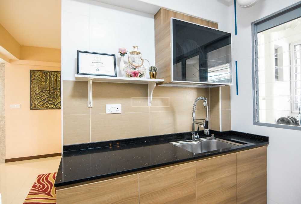Eclectic Kitchen with Countertop and Homogeneous Tiles