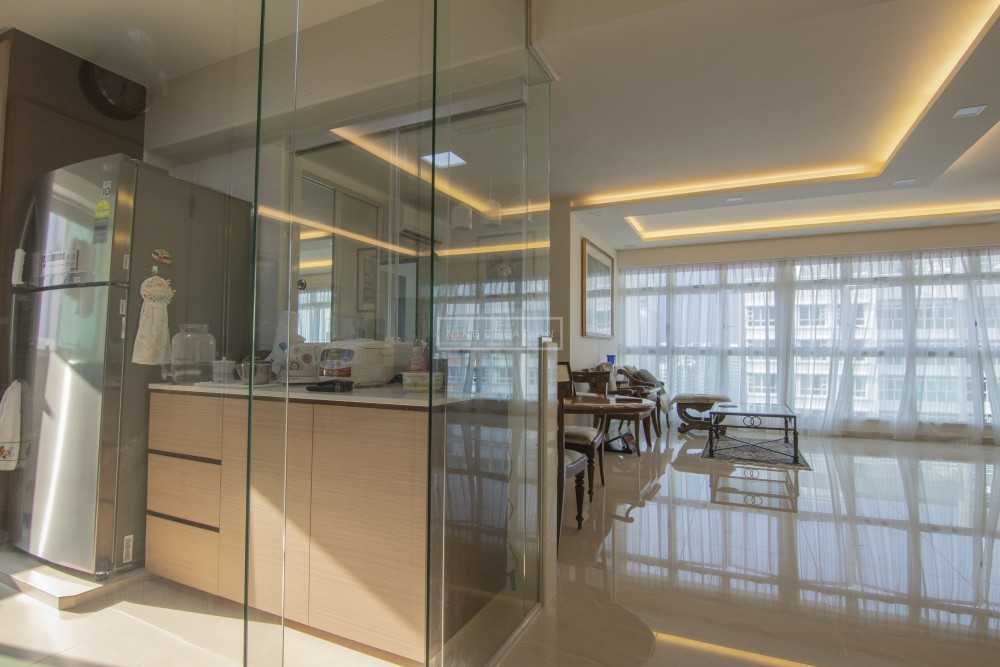 Minimalist Kitchen with Countertop and Homogeneous Tiles