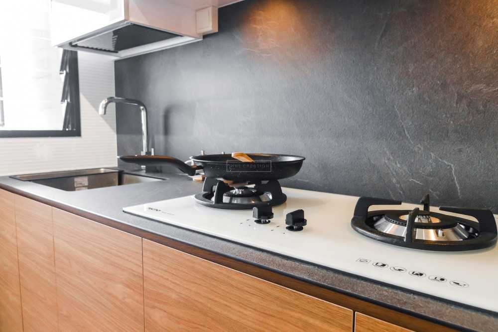 Contemporary Kitchen with Countertop and Kitchen Backsplash