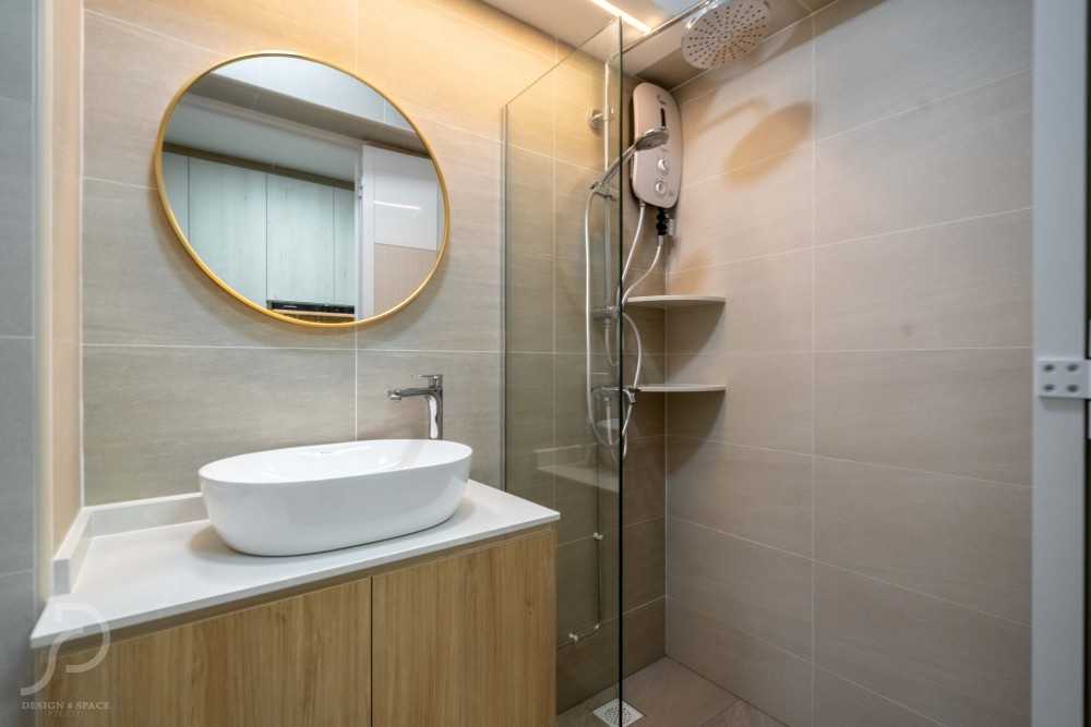 Modern Bathroom with Homogeneous Tiles and Bathtub