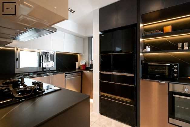 Contemporary Kitchen with Cupboard and Kitchen Accessories