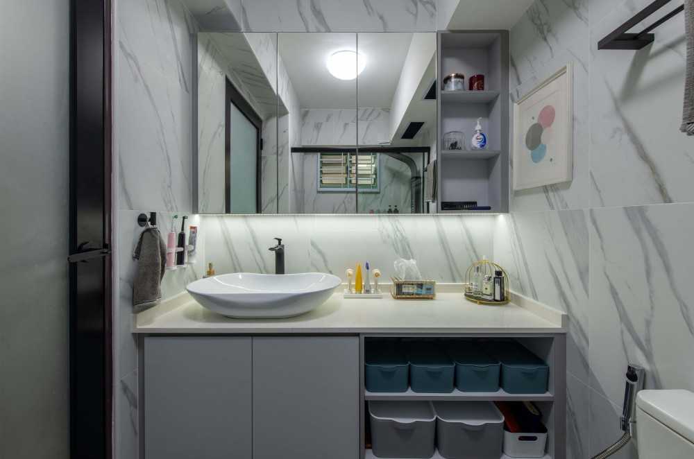 Contemporary Bathroom with Countertop and Homogeneous Tiles