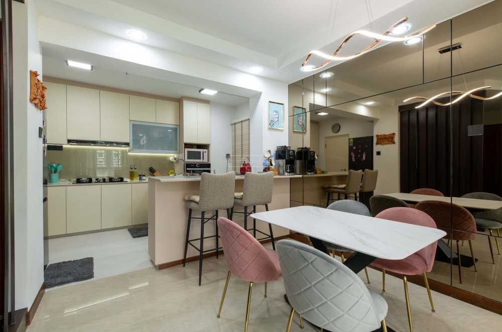 Contemporary Dining Room with Mirror and Bar Counter