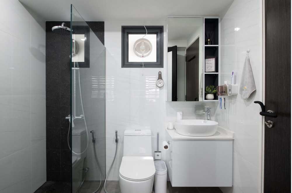 Modern Bathroom with Countertop and Mirror