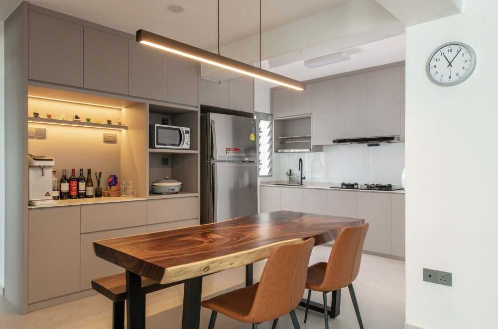 Modern Kitchen with Open Kitchen and Kitchen Accessories