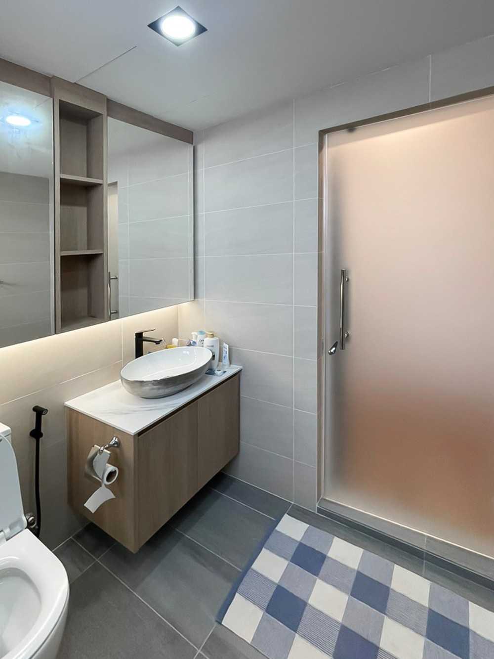 Scandinavian Bathroom with Mirror and Bathroom Storage