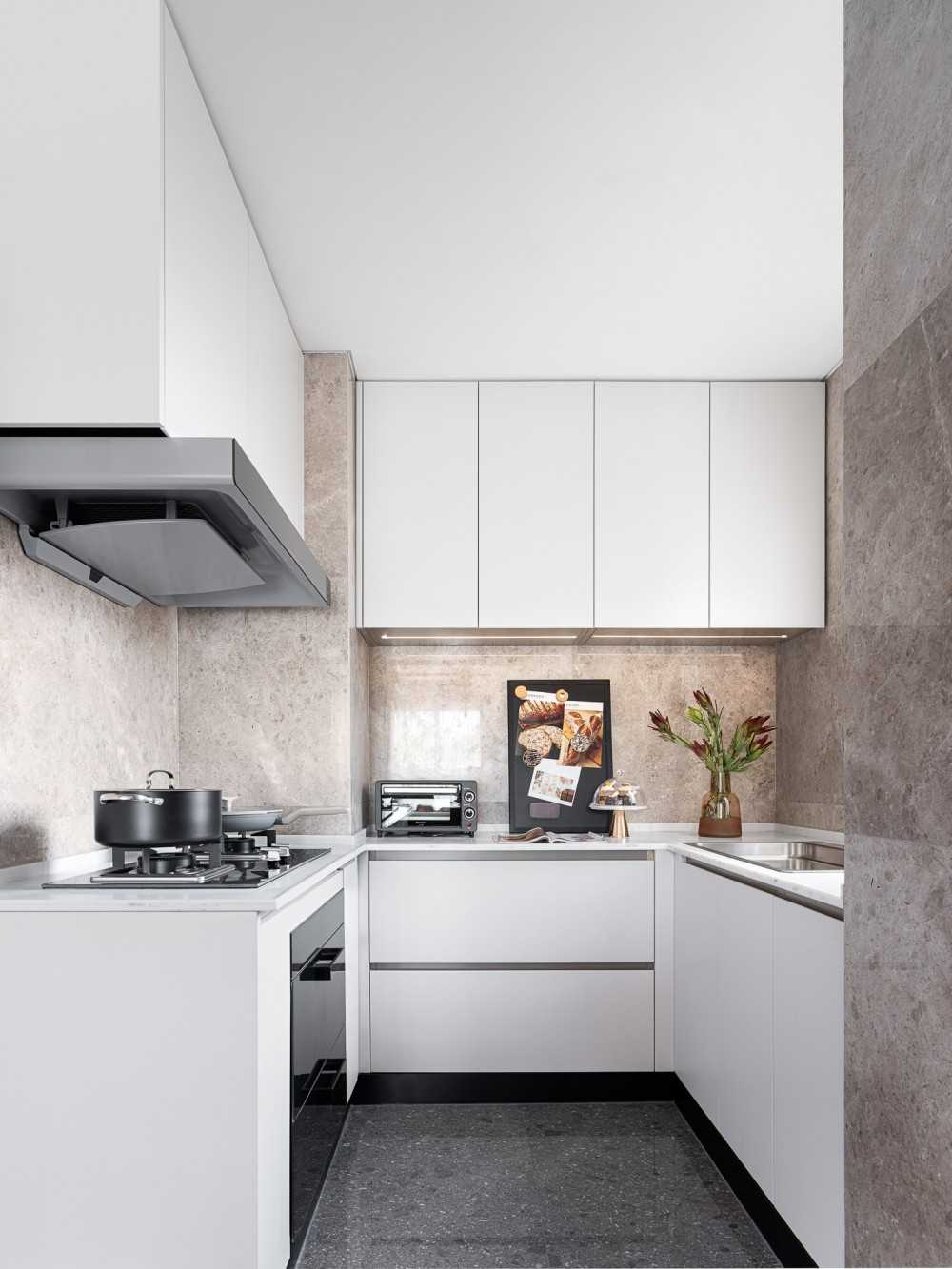 Contemporary Kitchen with Countertop and Homogeneous Tiles