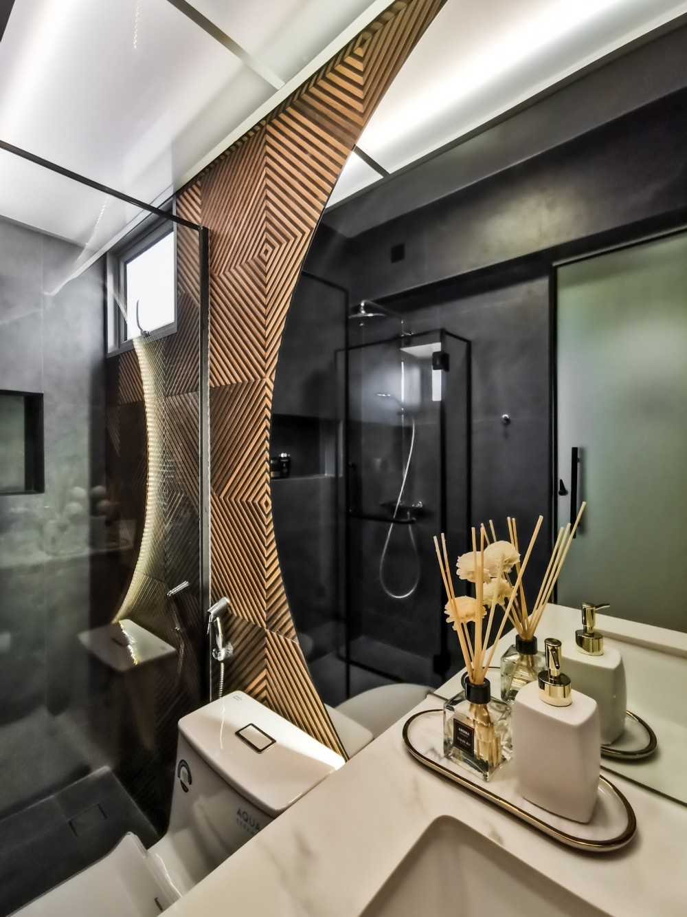 Contemporary Bathroom with Countertop and Homogeneous Tiles