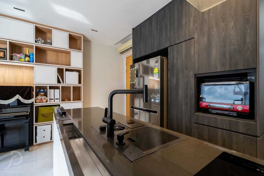 Contemporary Kitchen with Vinyl Flooring and Homogeneous Tiles