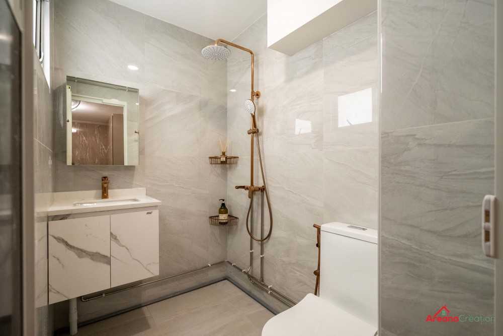 Contemporary Bathroom with Mirror and Bathtub