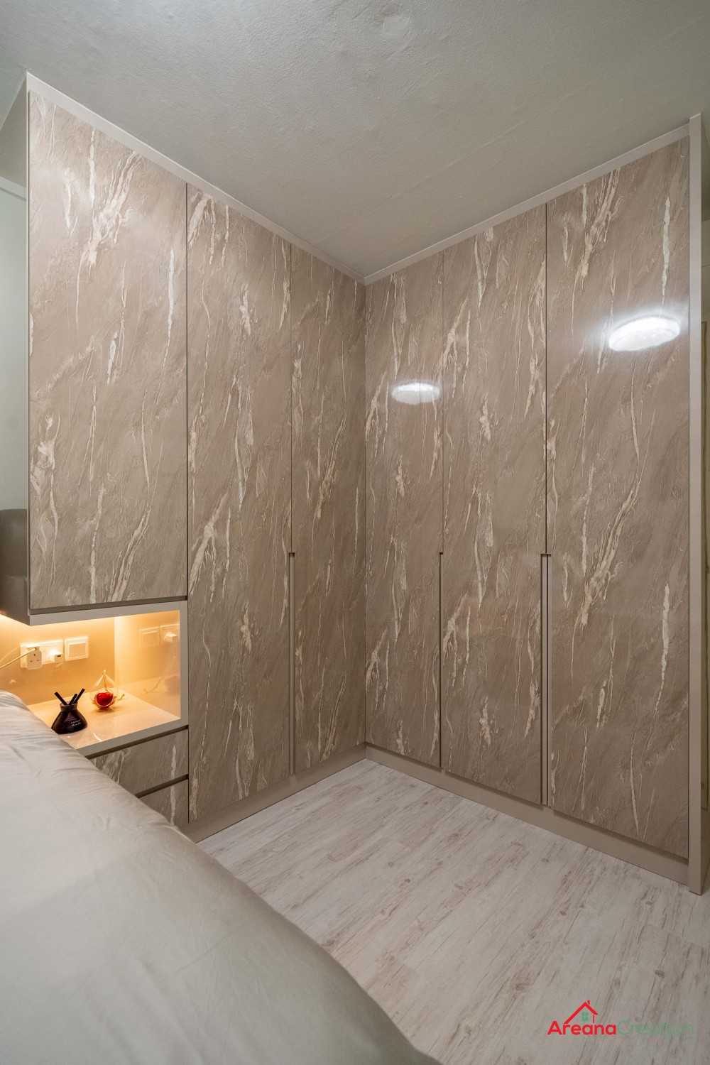 Contemporary Bathroom with Mirror and Bathtub