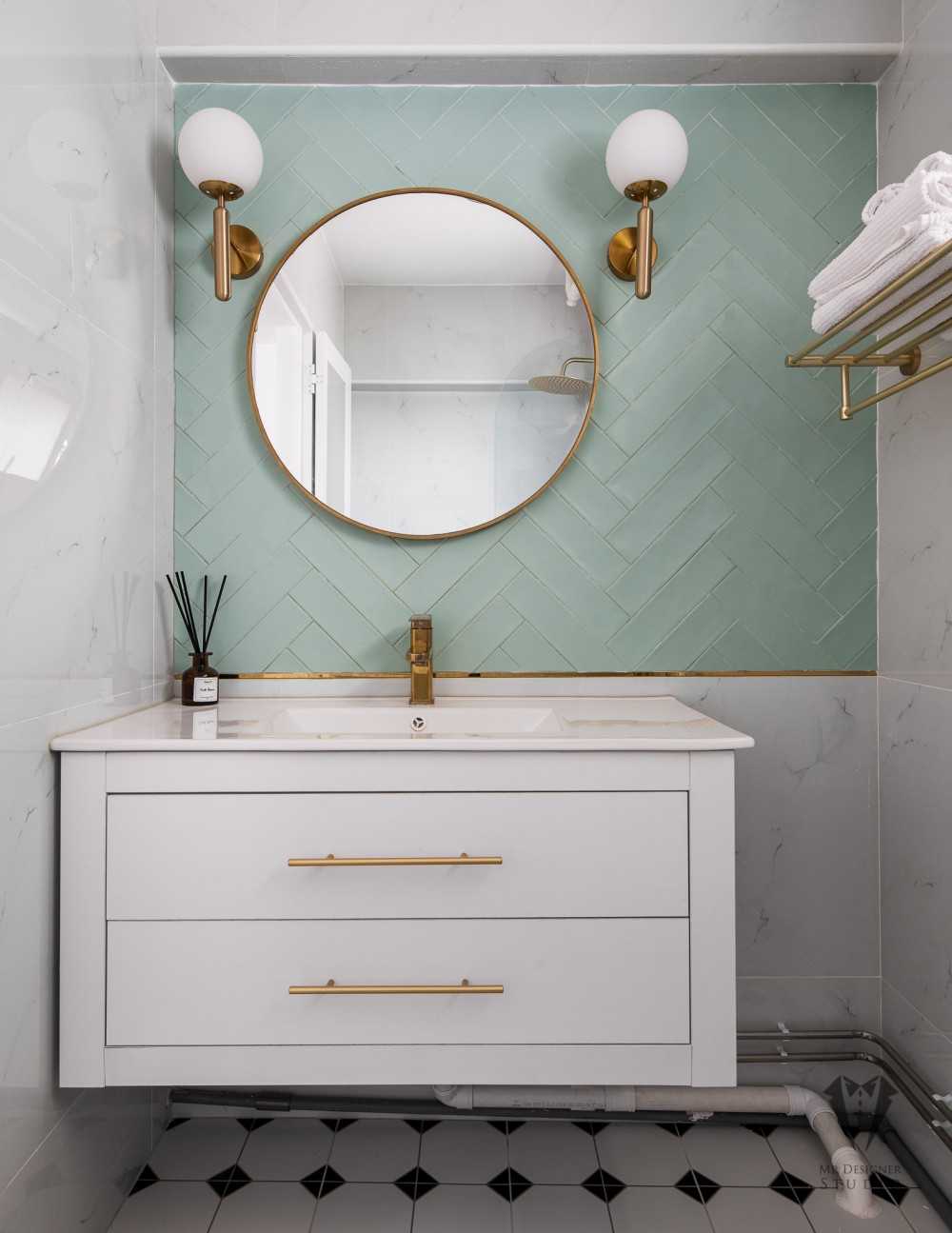 Country Bathroom with Homogeneous Tiles and Tiles