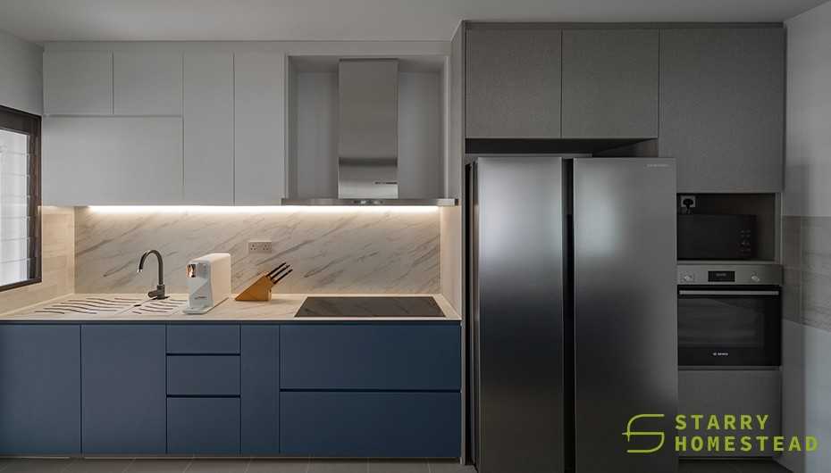 Modern Kitchen with Kitchen Island and Mosaic