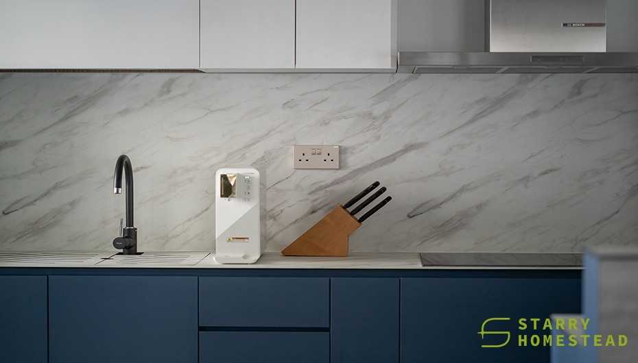 Modern Kitchen with Kitchen Island and Mosaic