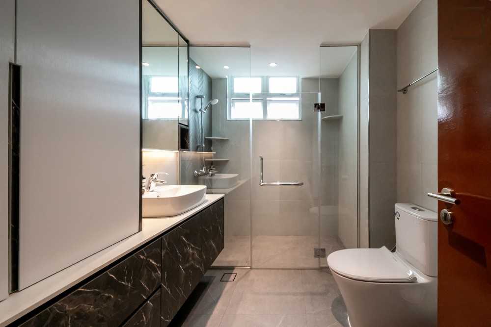 Modern Bathroom with Mirror and Bathroom Storage