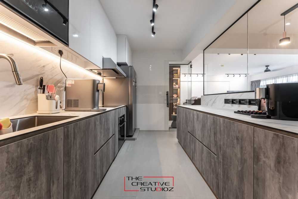 Modern Kitchen with Countertop and Kitchen Backsplash