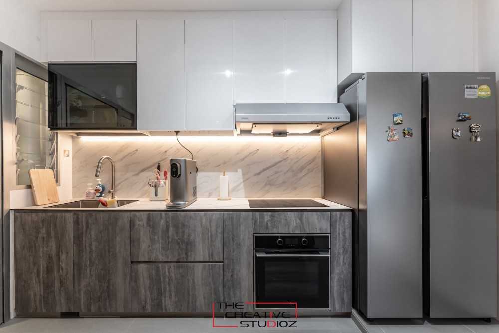 Modern Kitchen with Countertop and Kitchen Backsplash