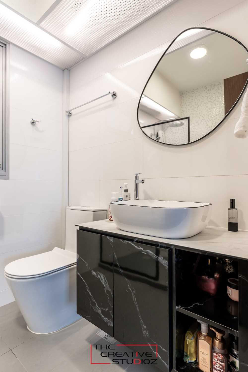 Modern Bathroom with Mirror and Bathroom Storage